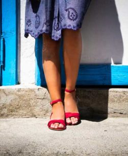 sandali bassi rossi indossati