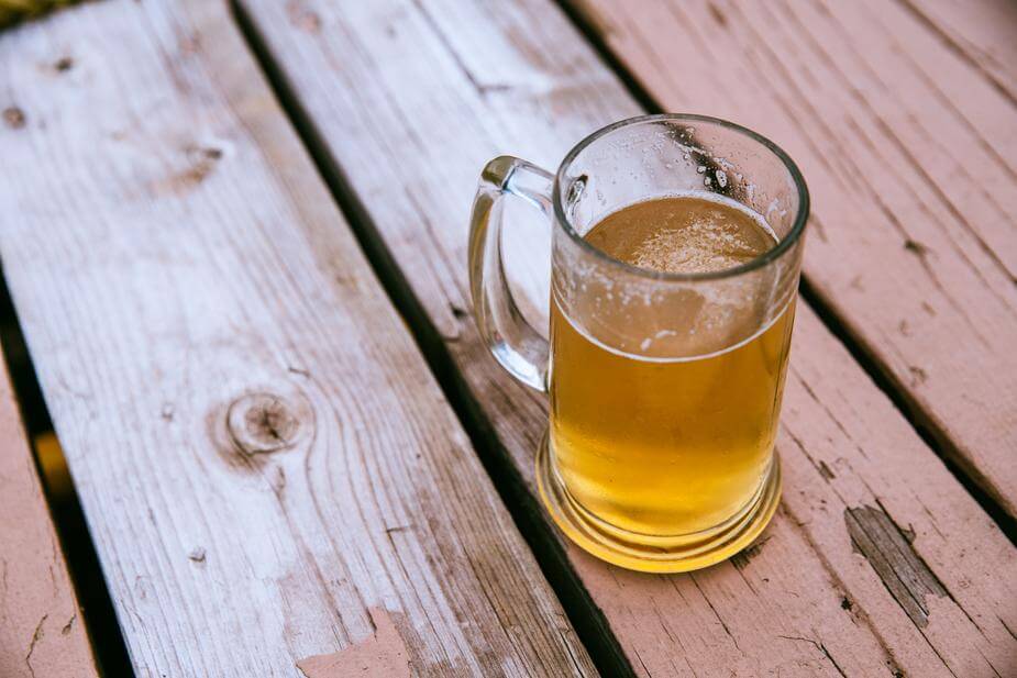 Boccale di birra su tavolo in legno