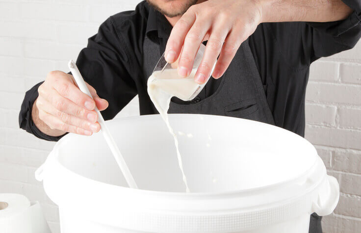 Lievito versato nel fermentatore del kit birra fai da te