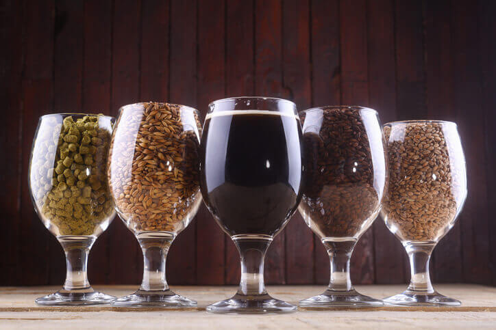 Bicchieri da birra con gli ingredienti per la preparazione