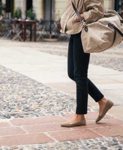 donna indossa ballerine loafer beige