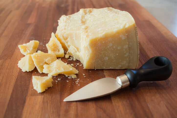 Parmigiano Reggiano su un tagliere