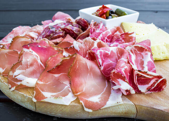 Tagliere con salumi affettati