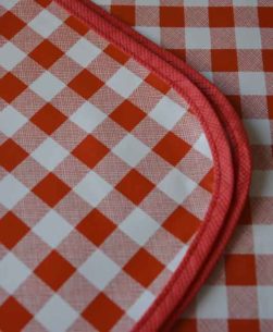 Bordo cucito tovaglia a quadretti